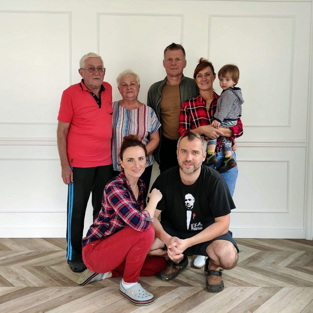 Karolina Pach stylizacja mebli wraz z rodziną